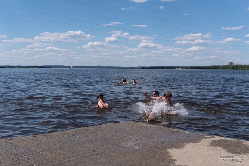 Пляж покупаться. Пляж на реке. Купание в озере. Пляж на речке. Пляж на озере.