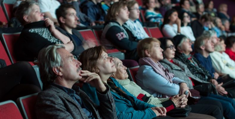 Вертикаль времени. Ожидаем зрителей. Ждем зрителей. Зрители в зале в черной одежде. Зрители ждут продолжения.