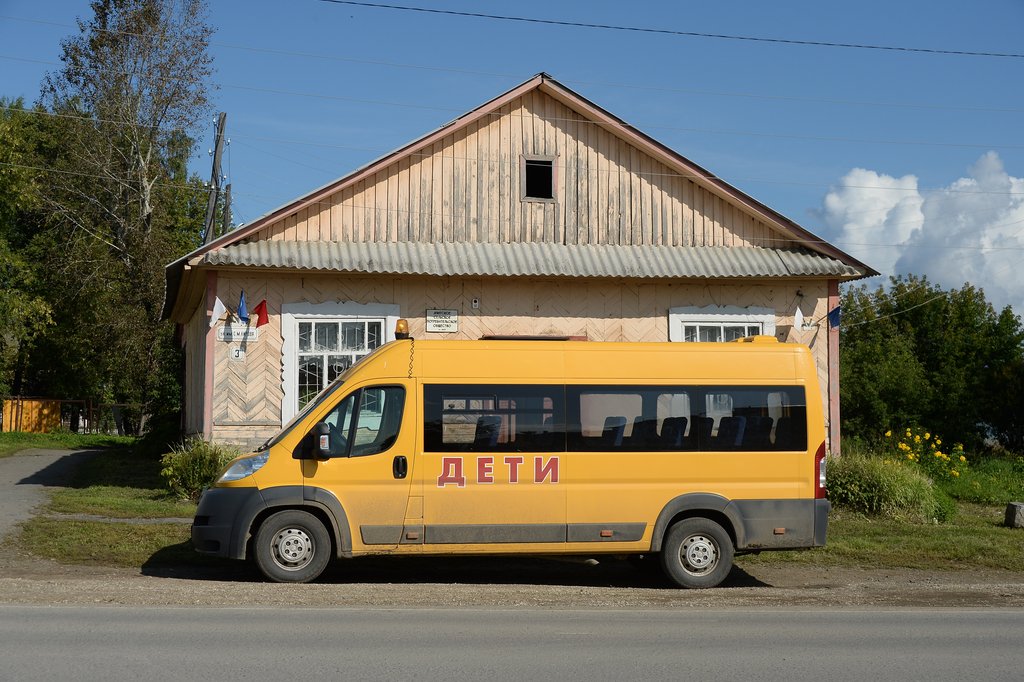 Школьный автобус Урал. Школьный автобус в деревне. Автобус областной. УАЗ 128801 школьный автобус.