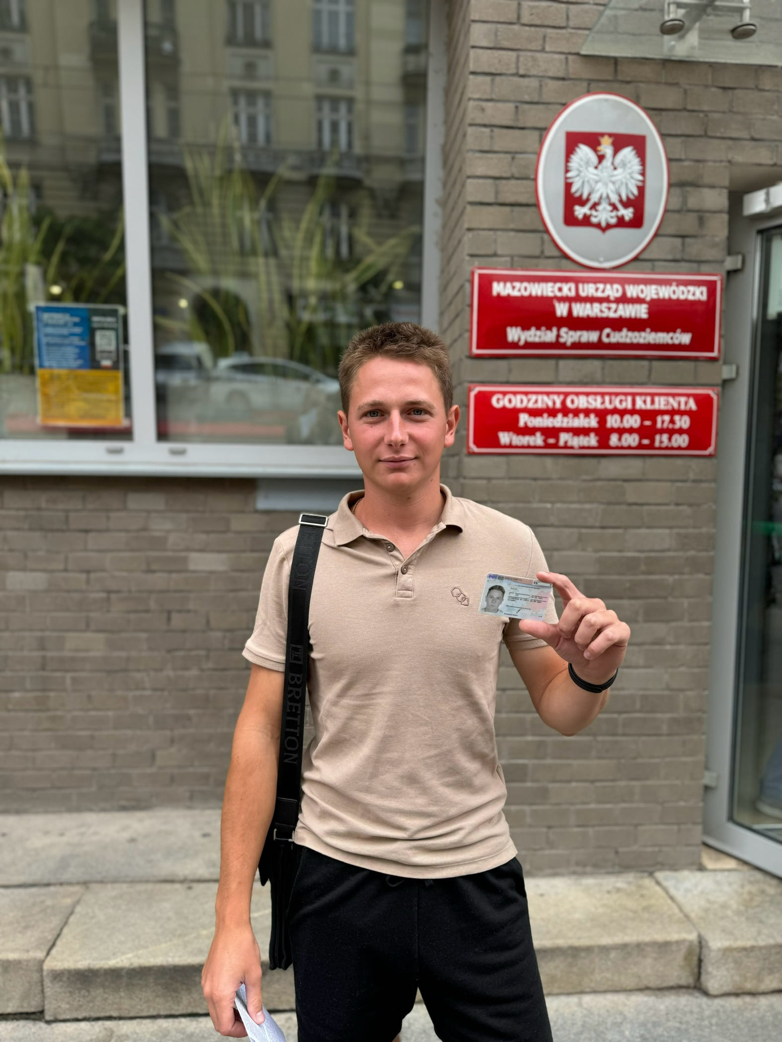 Клиент Ask & Go держит карту побыту — легализация в Польше