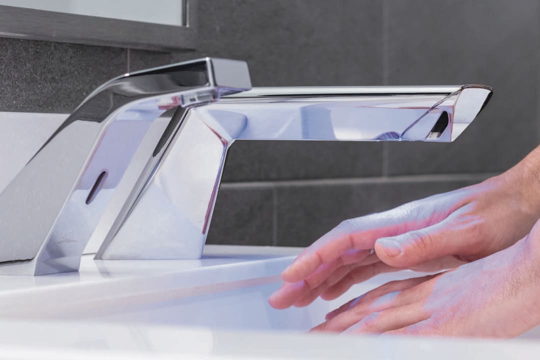 D|13 hands-free sink system