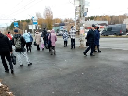 Горожане ждут транспорт под открытым небом после сноса остановки