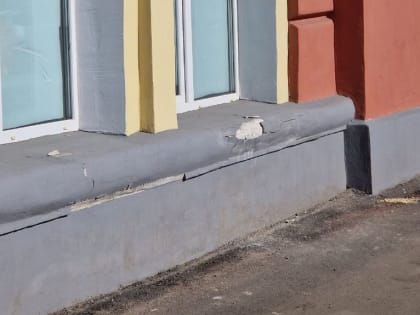 Отреставрированный в прошлом году фасад одной из «сталинок» в Ижевске стал осыпаться