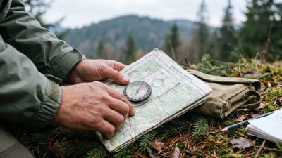 Як користуватися компасом і визначати азимут