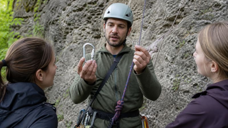 Карабіни в поході: від підвіски казанка до страховки