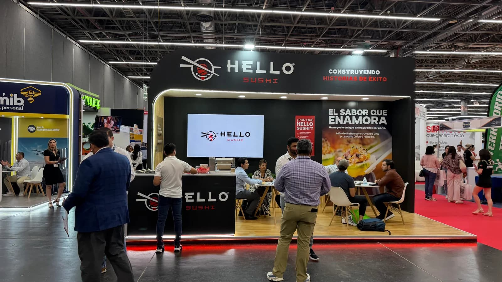 Vista general del stand de Hello Sushi con asistentes en Expo Franquicias Guadalajara 2026