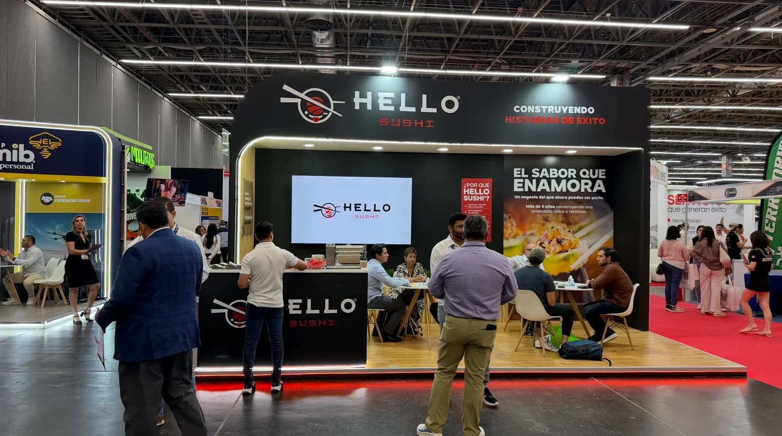 Presentación en la pantalla del stand de Hello Sushi durante la Expo