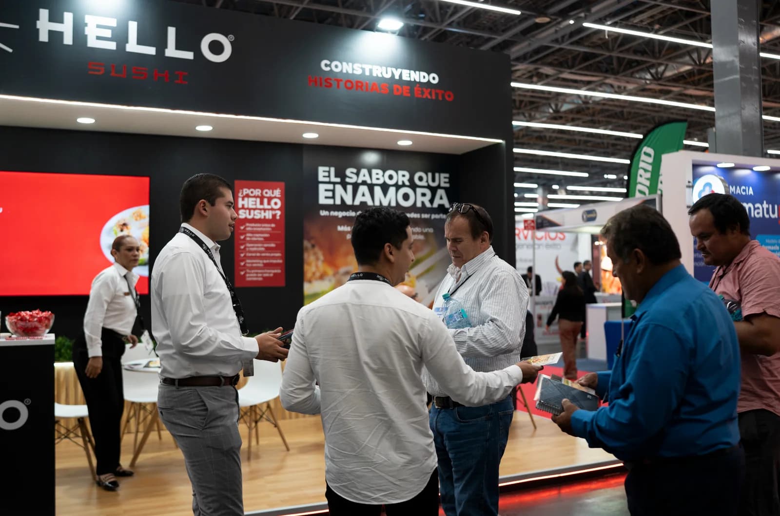 Reunión de negocios en la mesa del stand de Hello Sushi