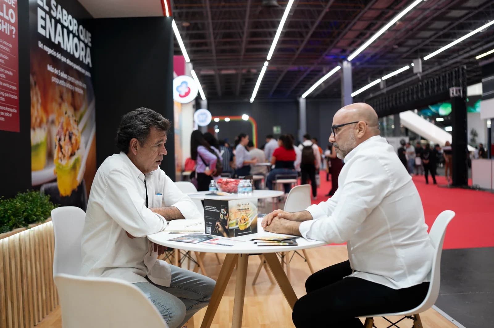 Degustación de productos Hello Sushi en la mesa del stand