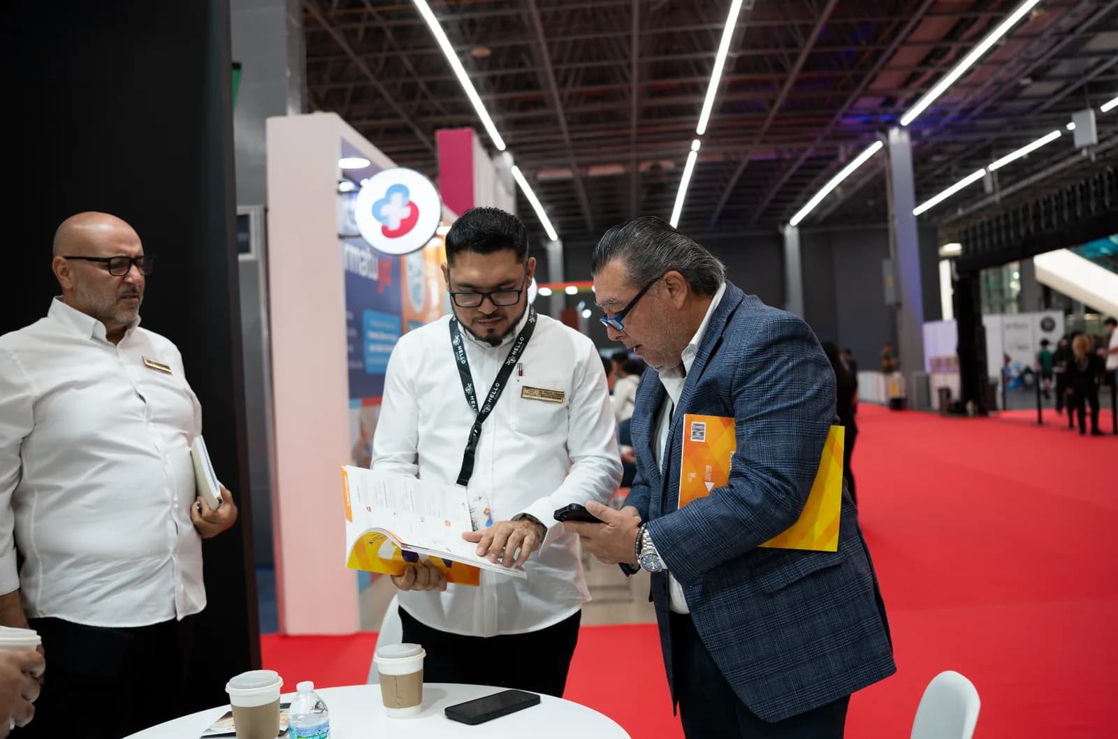 Dos asistentes revisan un folleto de franquicias en la Expo