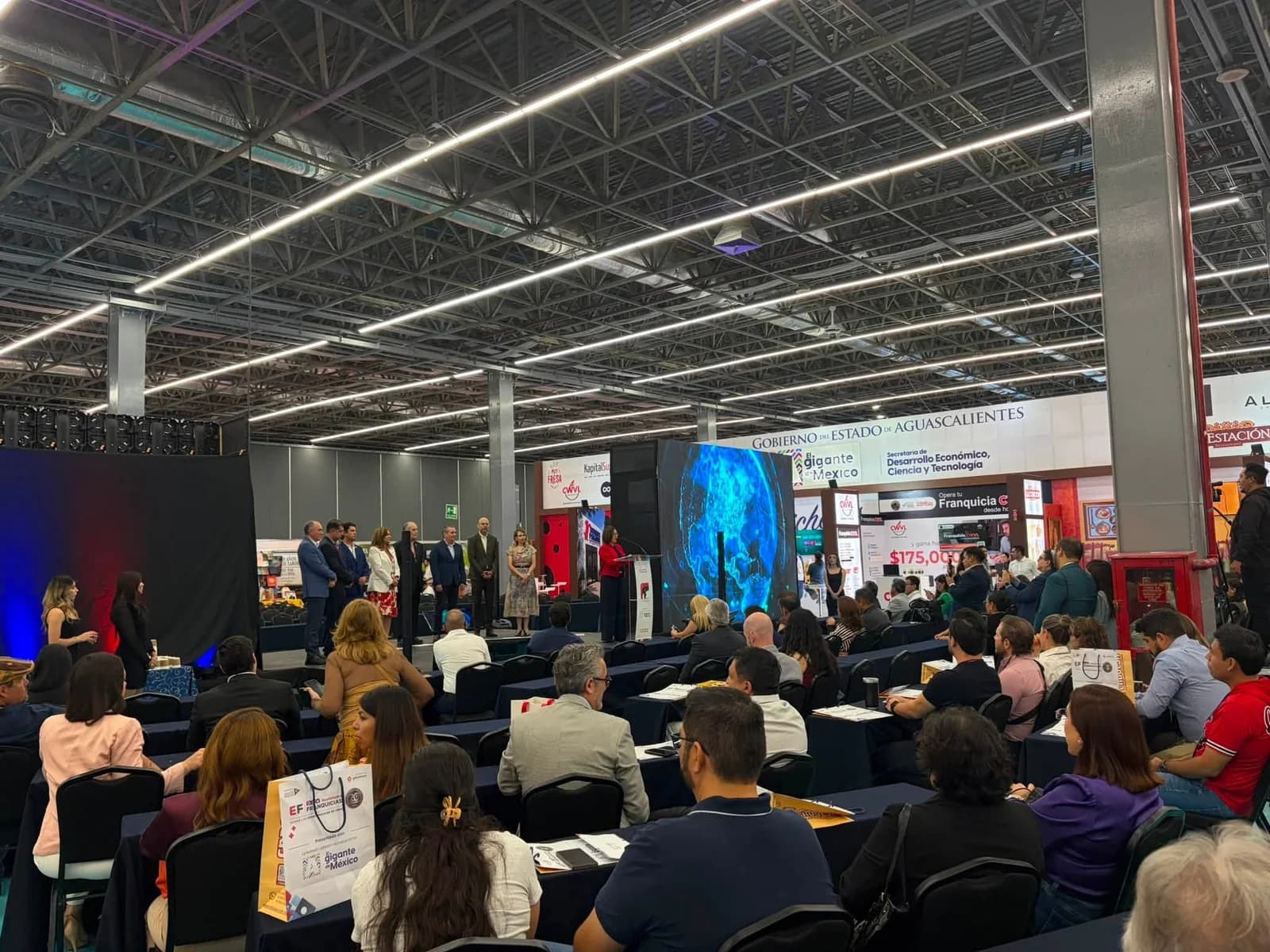 Ponencia ante el público del auditorio en Expo Franquicias Guadalajara 2026