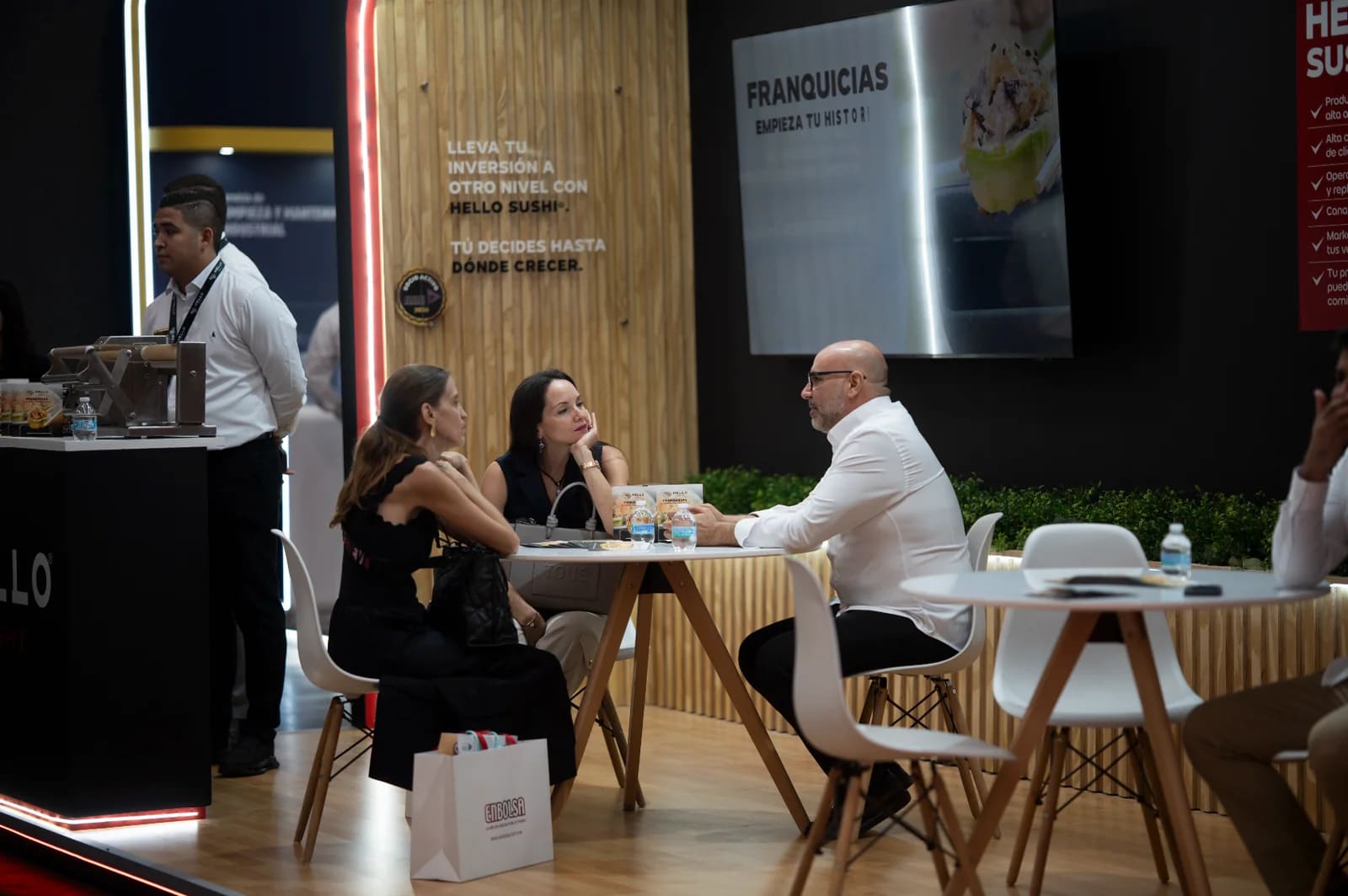 Visitantes en la zona de reuniones del stand de Hello Sushi