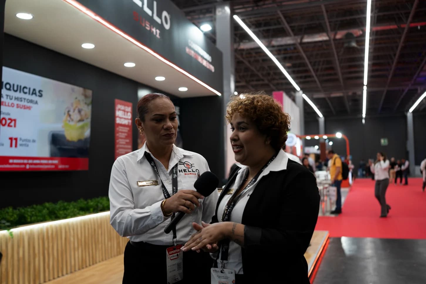 Entrevista frente al stand de Hello Sushi en la Expo