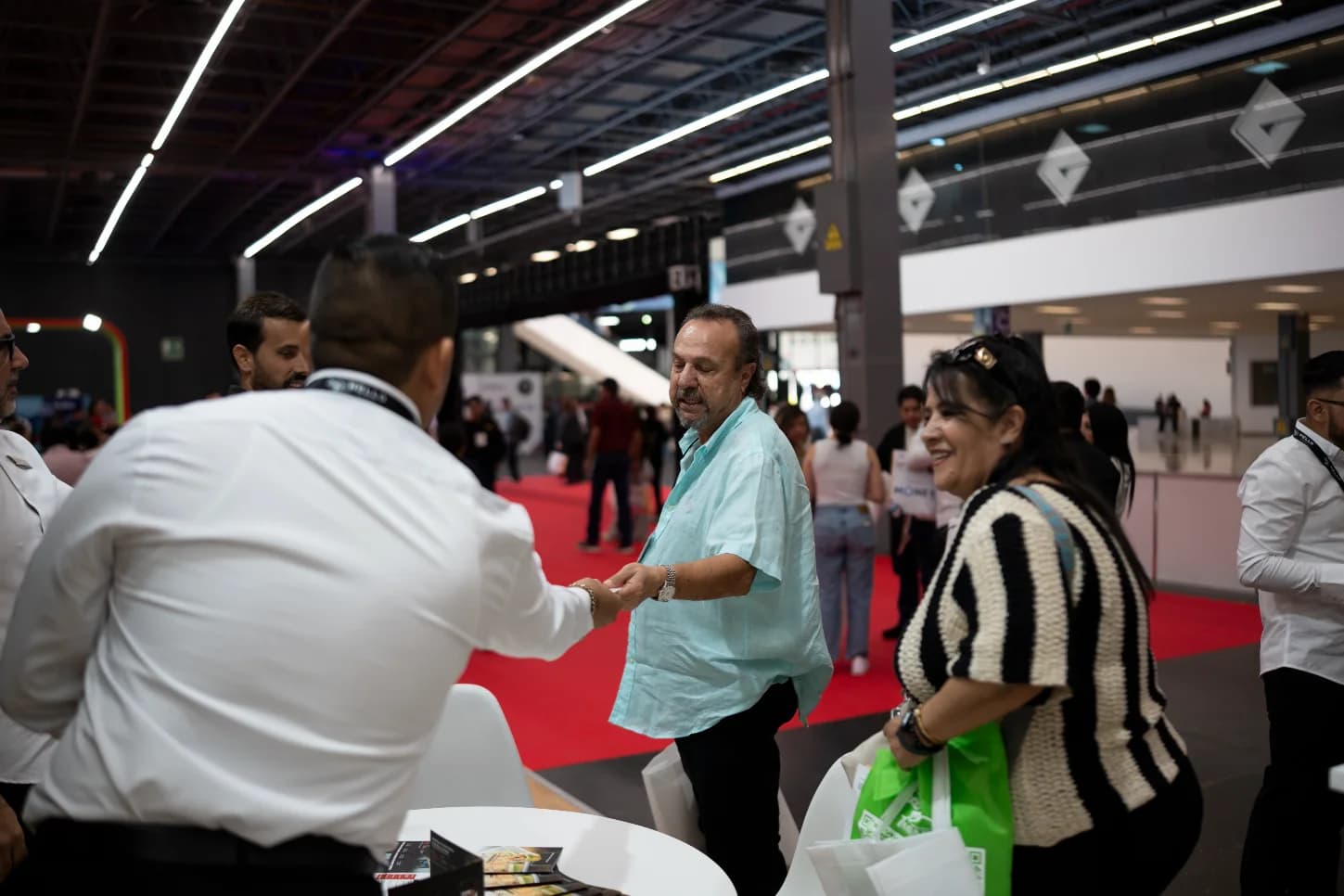 Diálogo entre el equipo de Hello Sushi y asistentes frente al stand