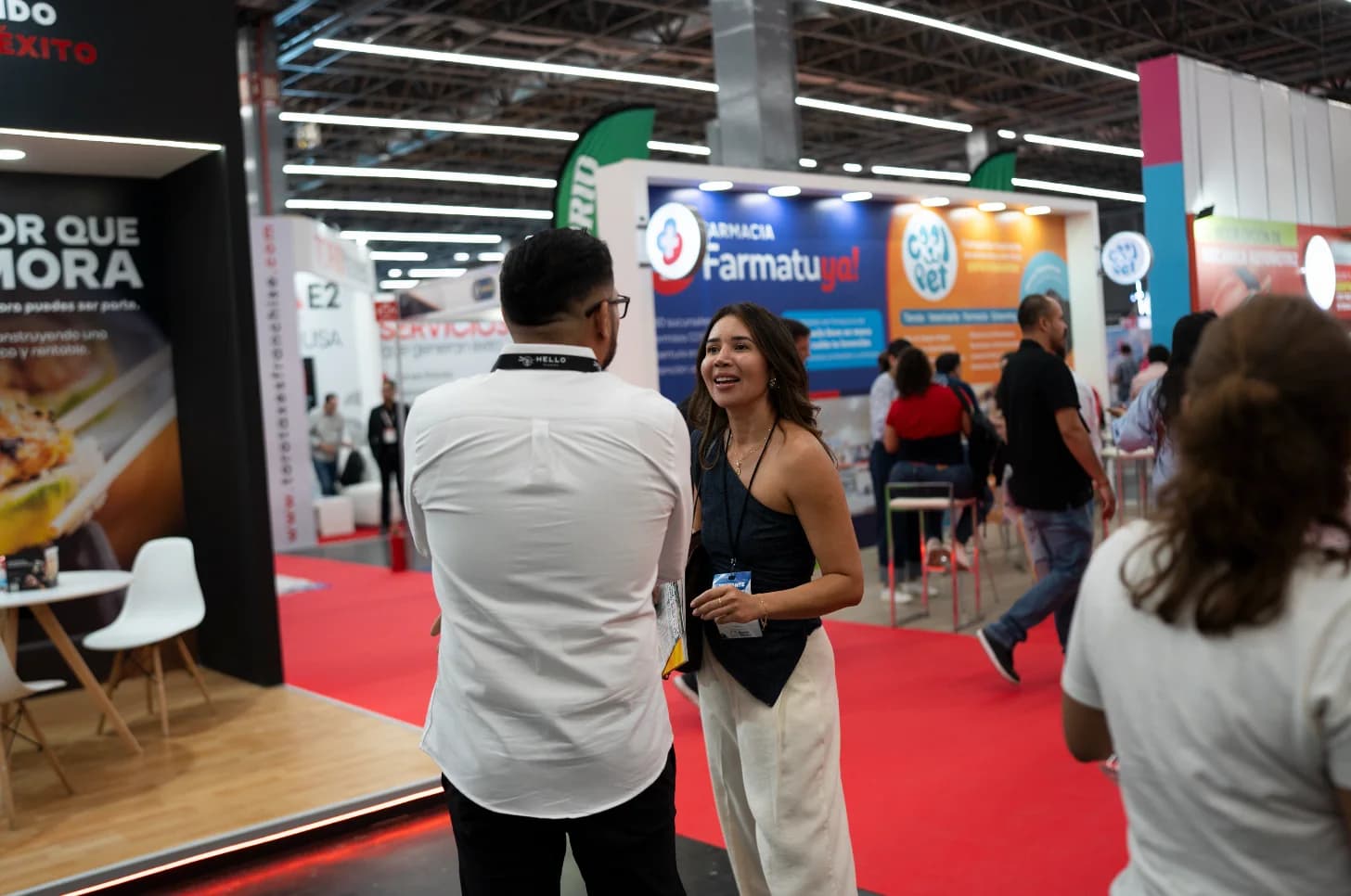 Asistentes revisan el material informativo en la mesa del stand