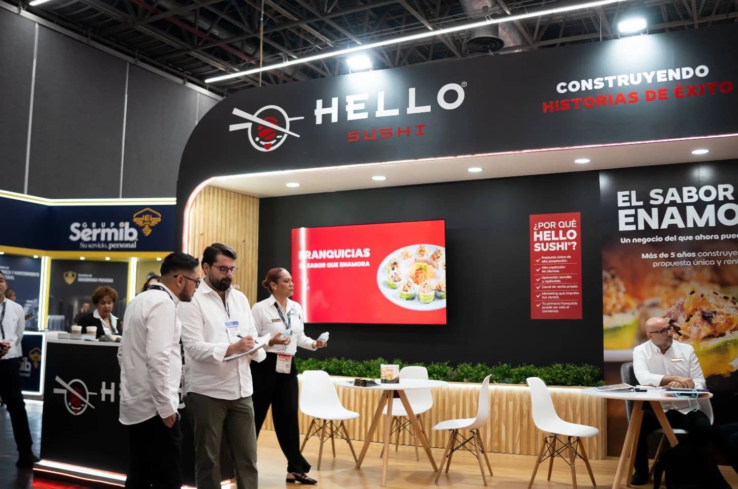 El equipo de Hello Sushi recibe visitantes frente al stand