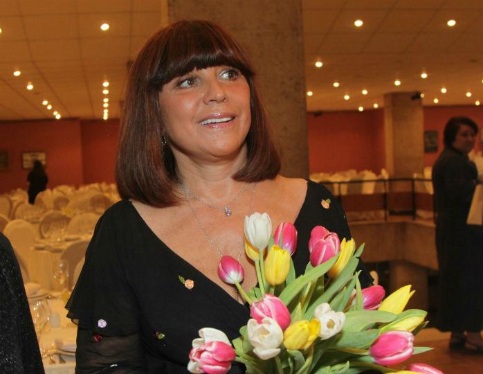 72-летняя Наталья Варлей в белоснежном костюме исполнила хит из «Кавказской пленницы»