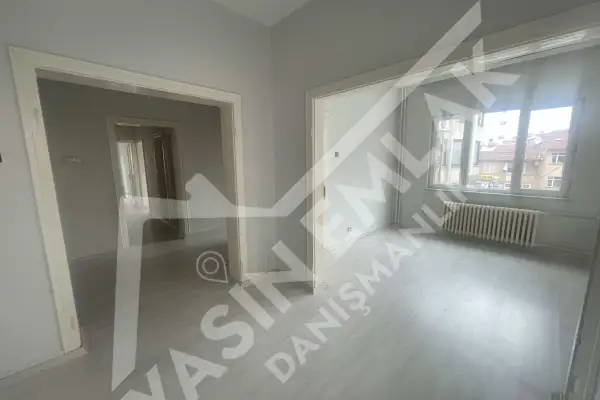 Çarşı içinde kiralık geniş 2+1