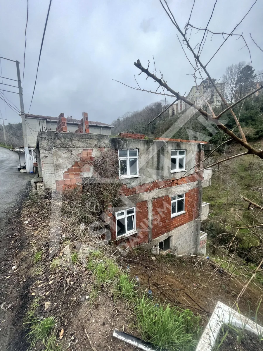 3 katlı komple satılık bina ve arsası - Fotoğraf 1