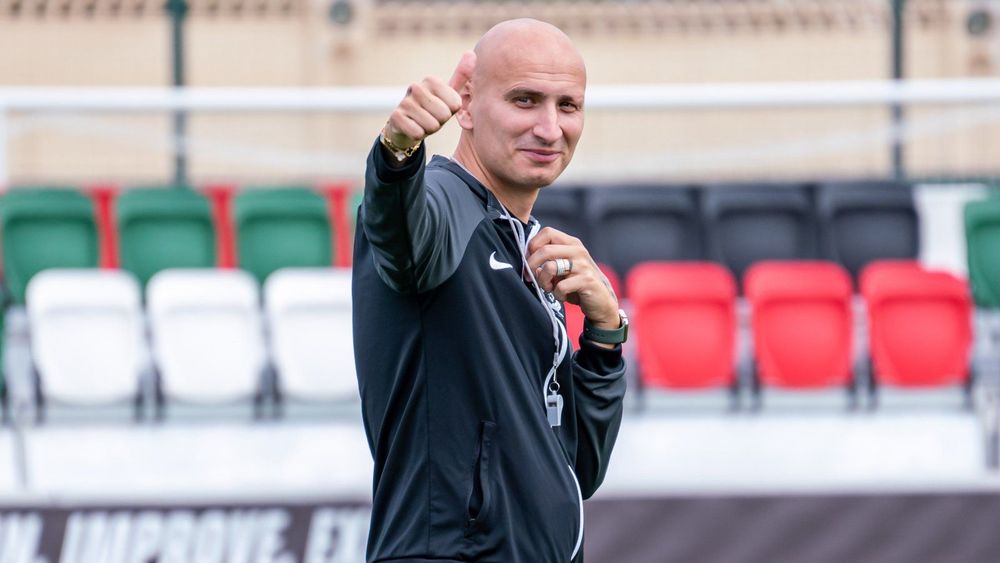 اعتزل لاعب الوسط السابق لمنتخب إنجلترا شيلفي ليصبح مدربًا لفريق النسور العربية