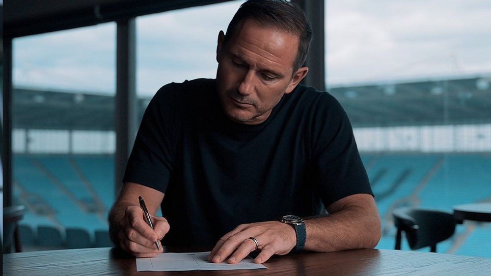 Frank Lampard signe un nouveau contrat avec Coventry alors que le coup d'envoi de la Premier League approche