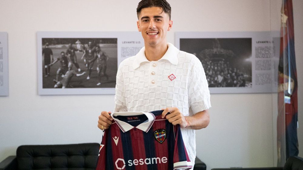 Villarreal send midfielder Requena to Levante on loan