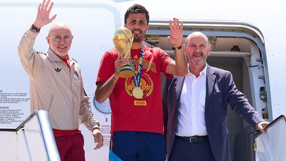 Rodri mène des célébrations folles alors que le défilé de la Coupe du Monde de l'Espagne arrive à Madrid