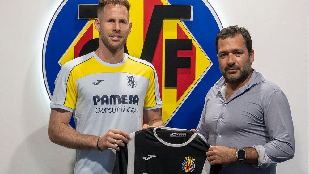 Villarreal confirm signing of veteran goalkeeper Péter Gulácsi