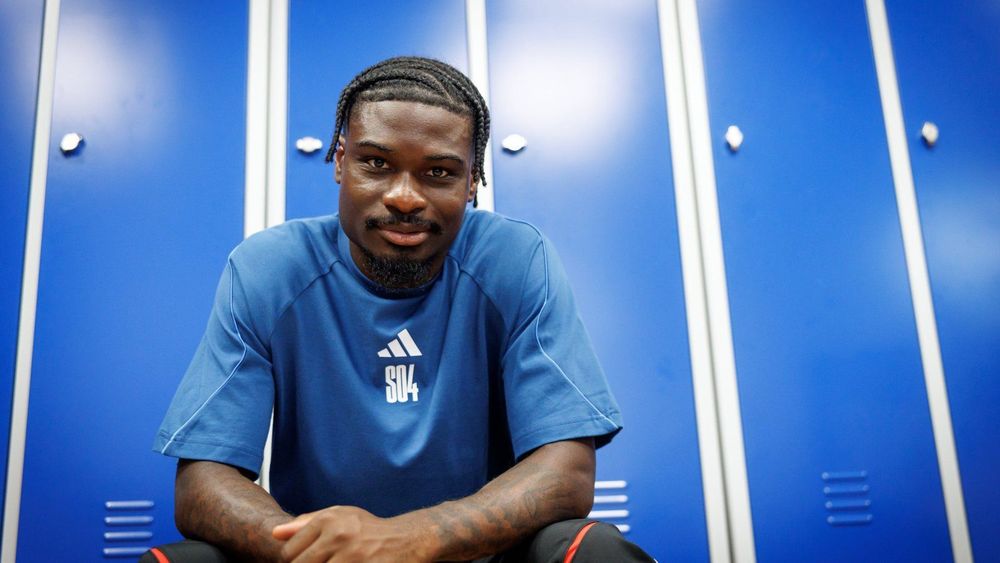 Schalke complete signing of Junior Dina Ebimbe from Frankfurt