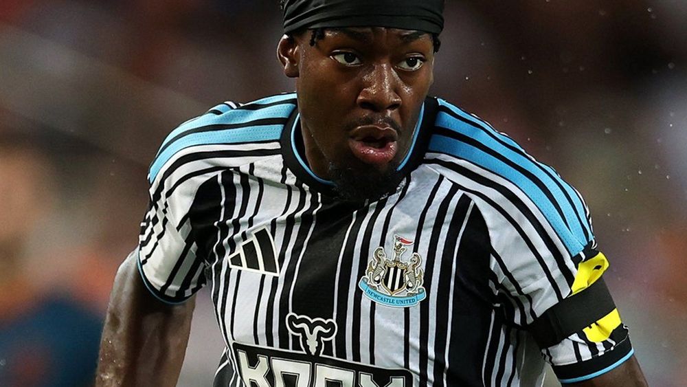 Elanga es retirado en camilla tras una entrada horrorosa que provoca una pelea en Newcastle