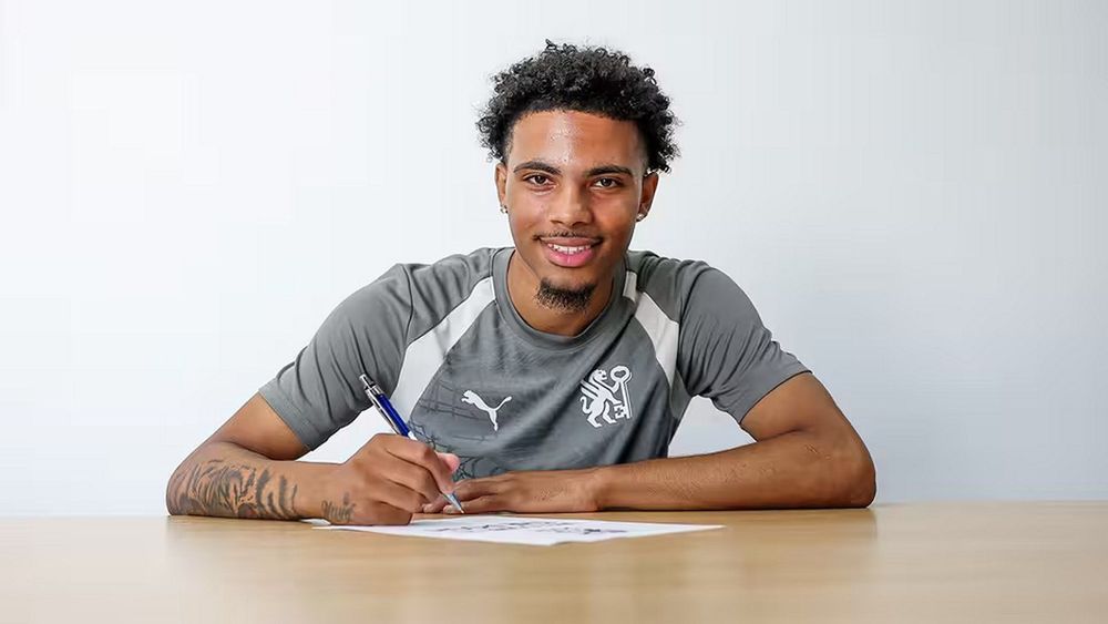 Ethan Williams verlässt Man United für Peterborough im Rahmen eines festen Transfers