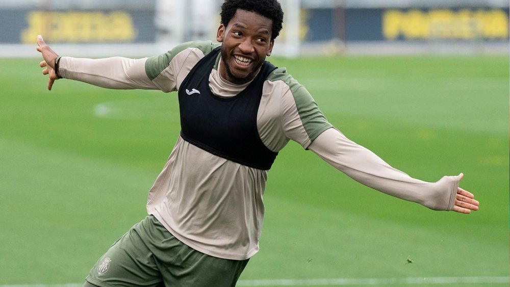 Il Villarreal cederà in prestito l'ex difensore del Man United Kambwala all'Osasuna per questa stagione