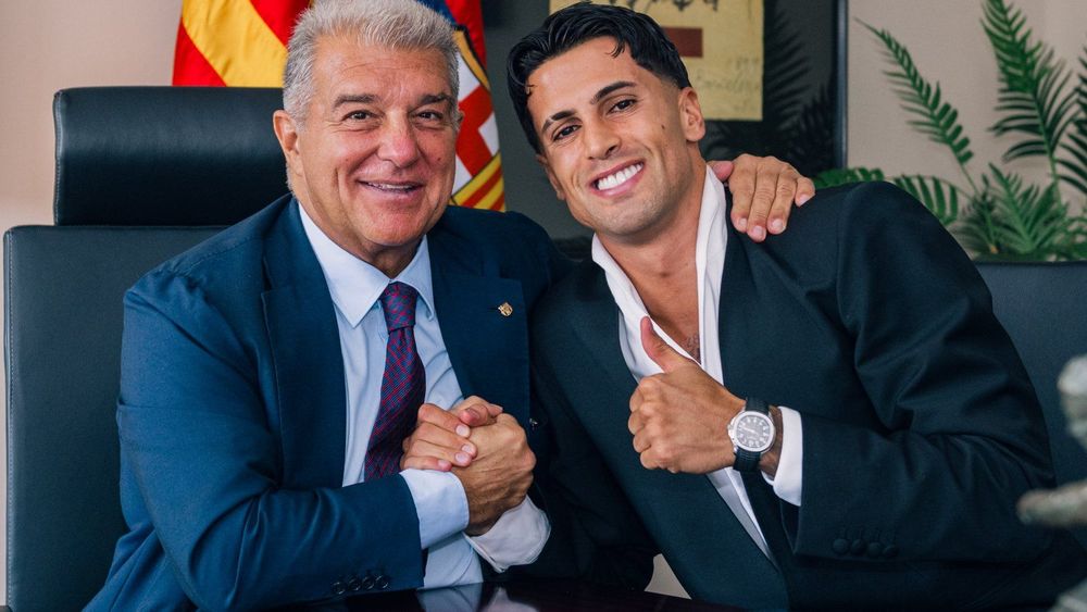 Cancelo presentato per la terza volta al Barcellona, firma fino al 2029
