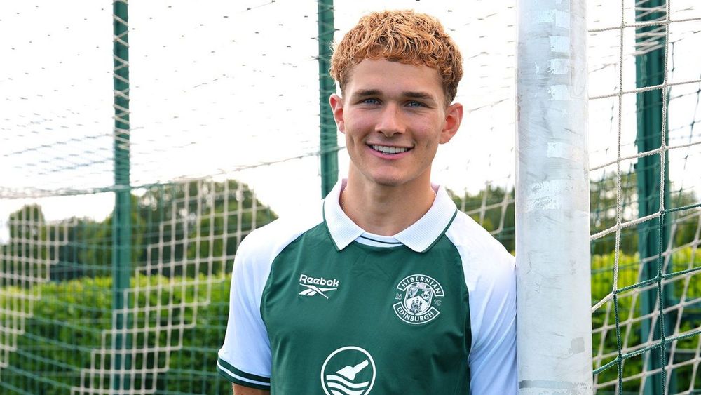 Devaney kehrt auf Leihbasis nach Schottland zurück, während Hibernian Man United-Juwel verpflichtet