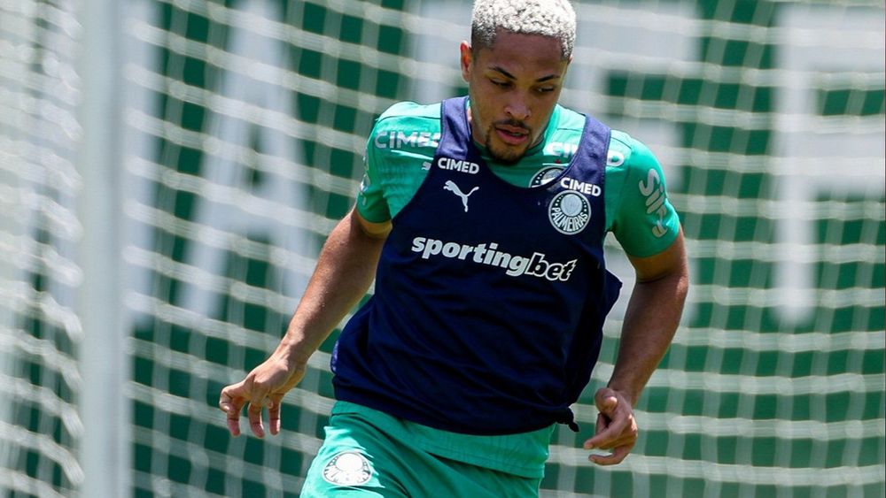 Chelsea and Man United among five clubs eyeing ex-Barca striker Vitor Roque