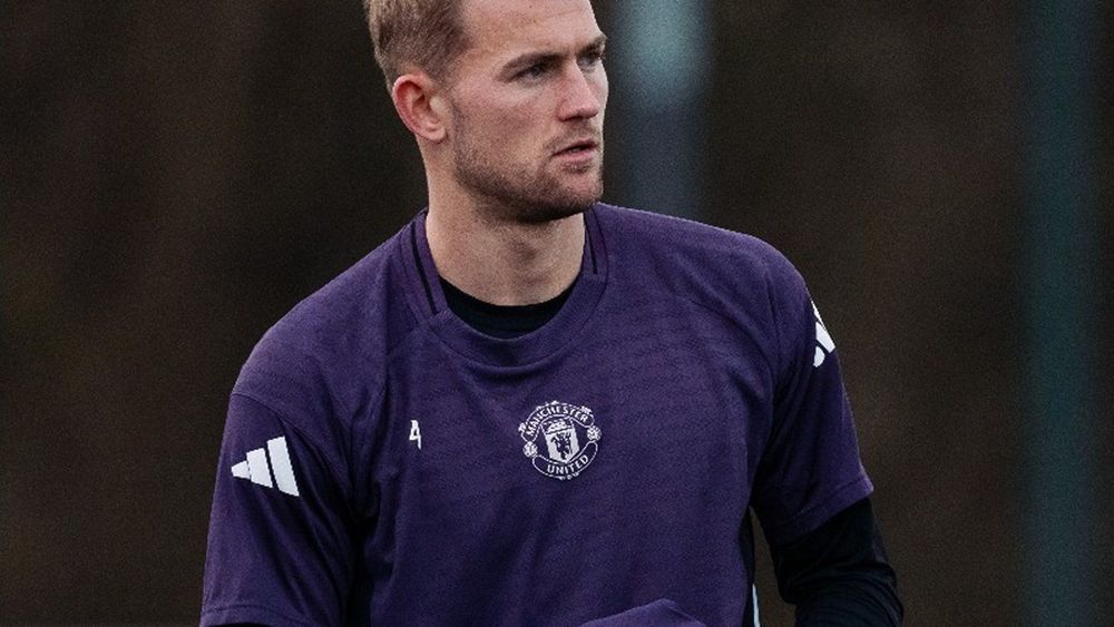 Man United's De Ligt receives support from Ruud Gullit during injury absence