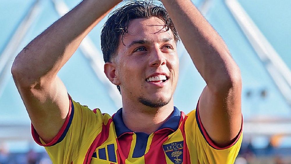 Lecce sichert sich Paco Esteban mit neuem Vertrag bis 2030