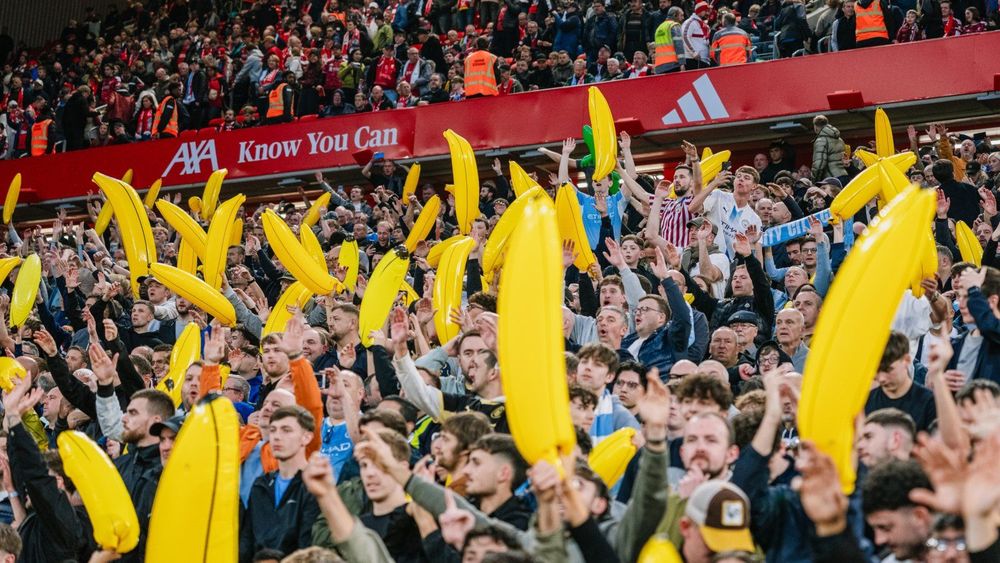 Perché i tifosi del Manchester City hanno portato banane gonfiabili ad Anfield