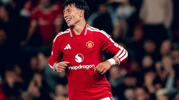 Man United boss Carrick refuses to react to Martínez’s board blast