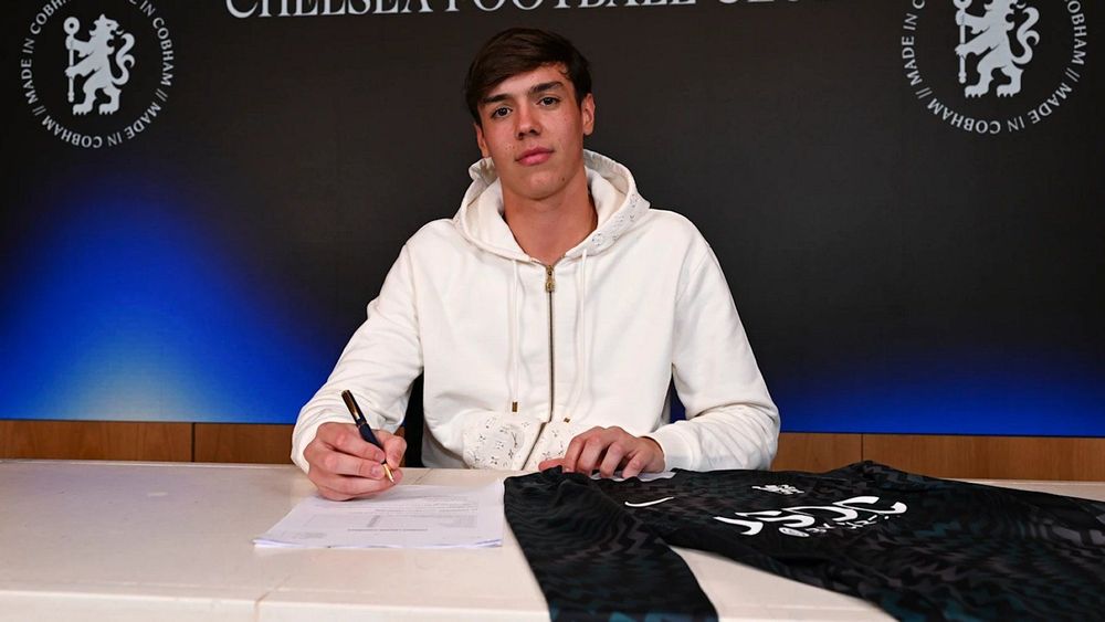 Chelsea goalkeeper Freddy Bernal signs new deal