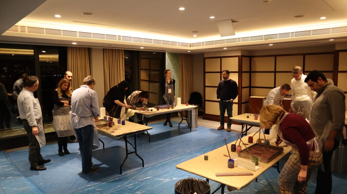 Muratpaşa'da Geleneksel Ebru Sanatı Atölyesi: Suyun Üzerinde Renklerin Dansı - Görsel 2