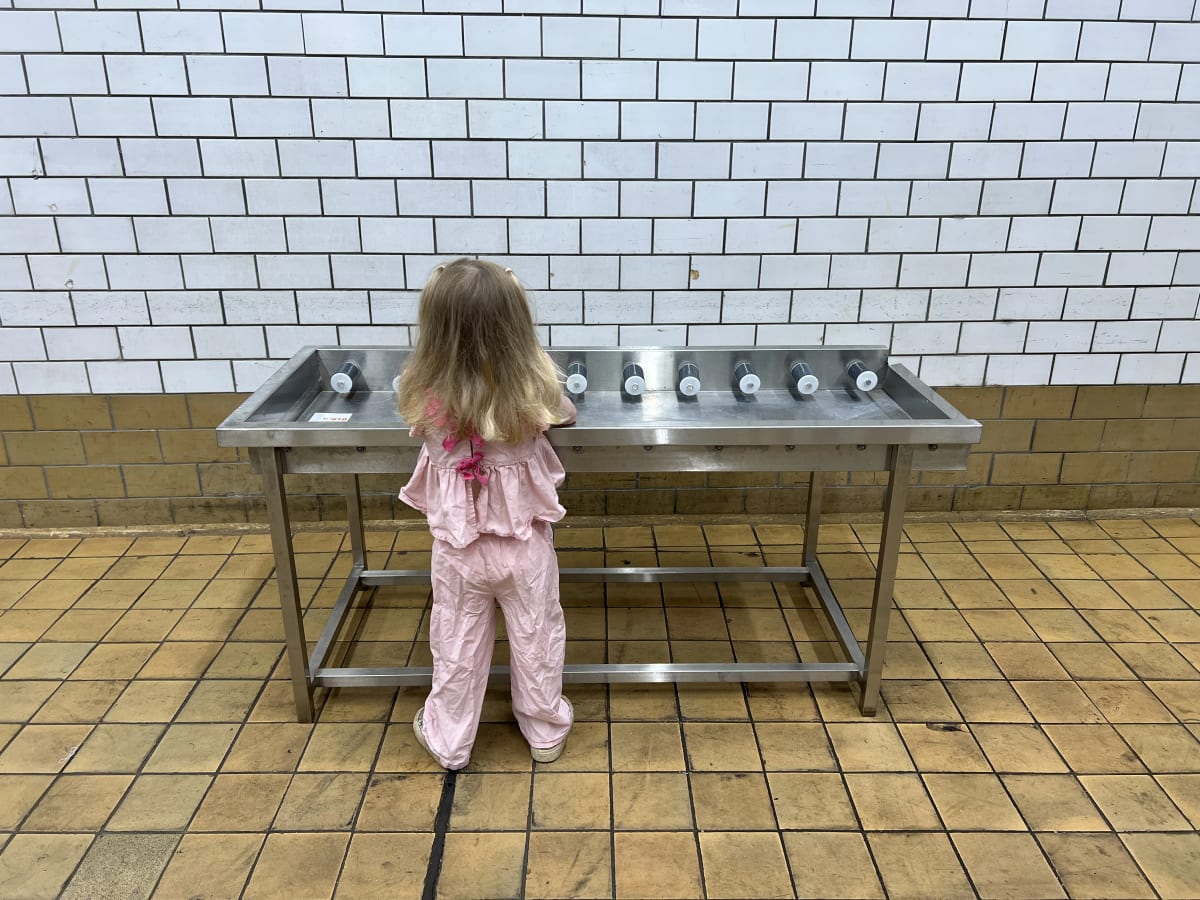 CONVEYOR FOR WASHING TRAYS