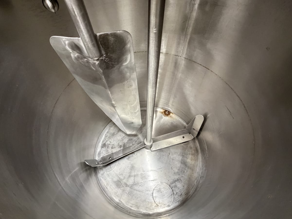 700 LIT MIXING TANK