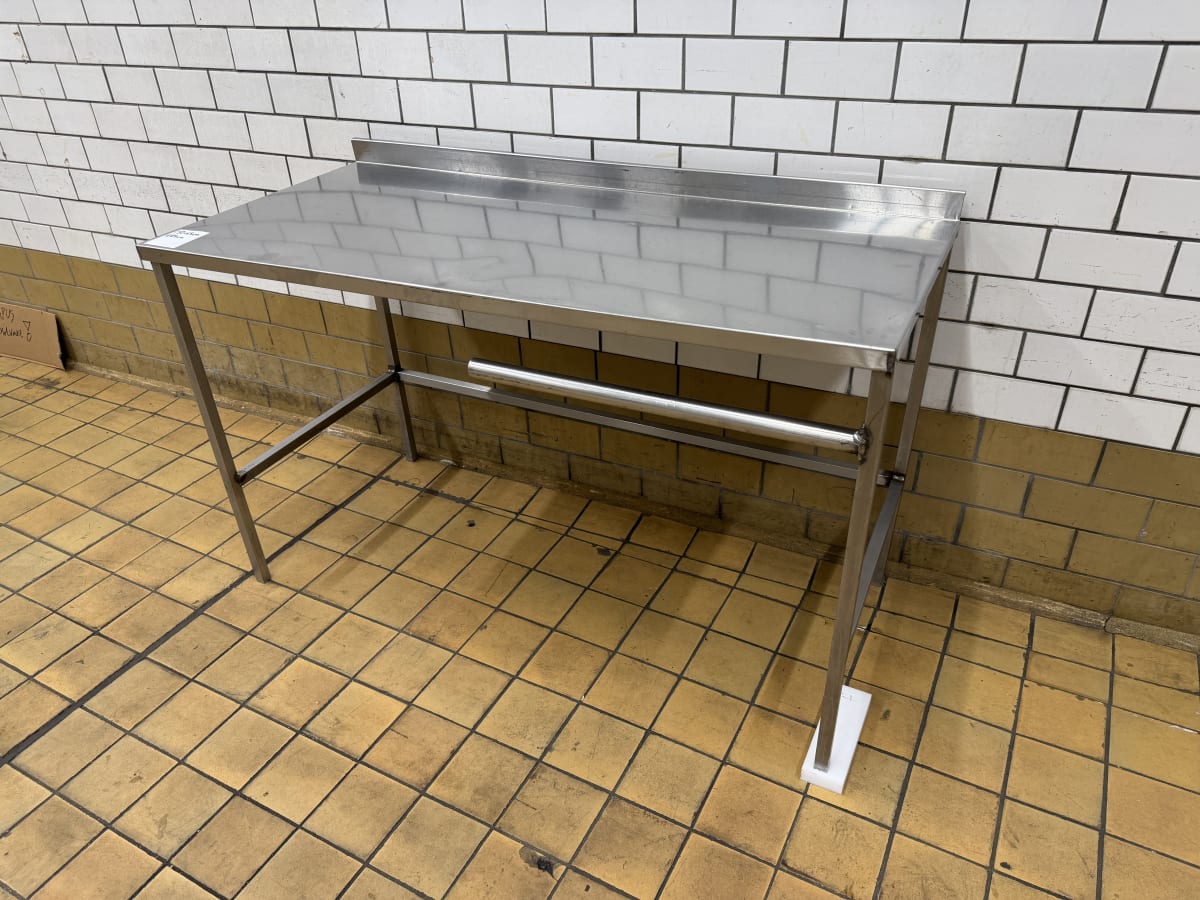 STAINLESS STEEL TABLE