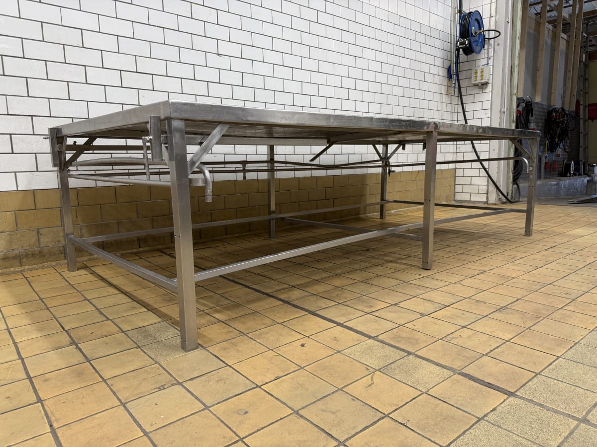 STAINLESS STEEL TABLE