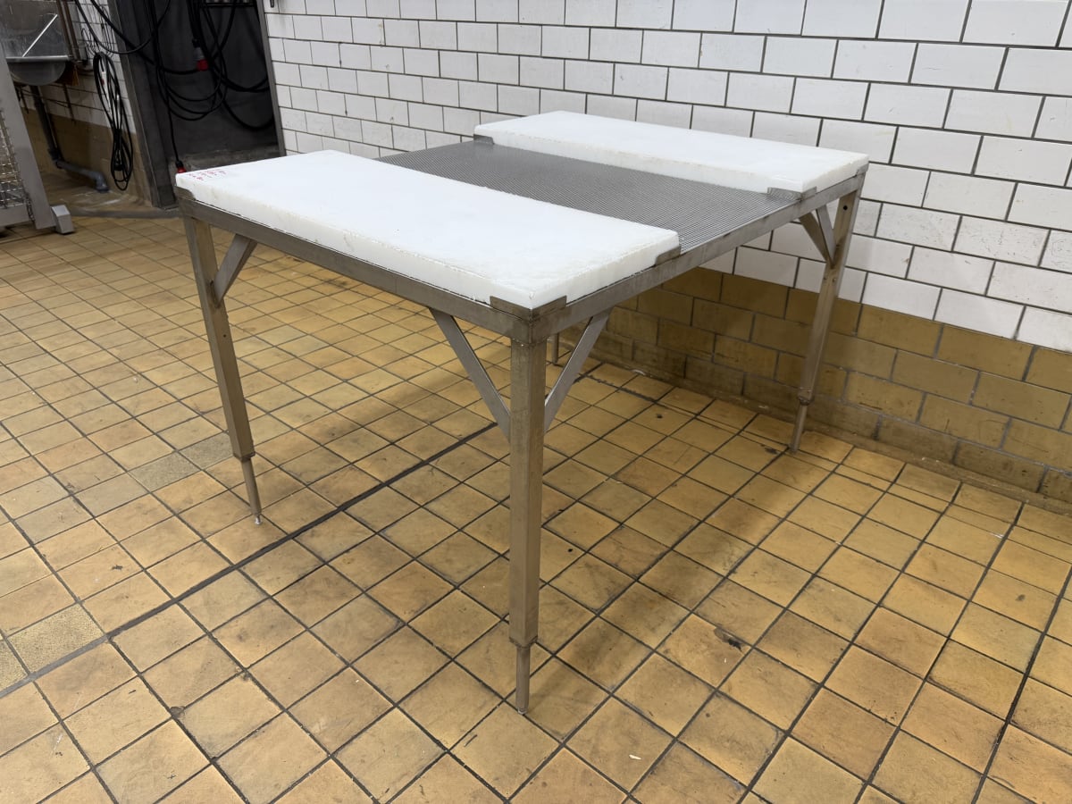 CUTTING TABLE