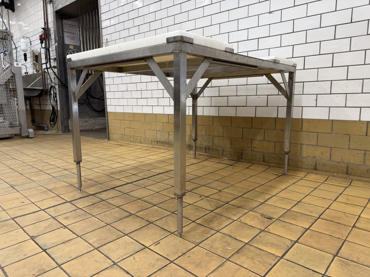 CUTTING TABLE