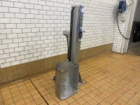 Drum turner for standard containers