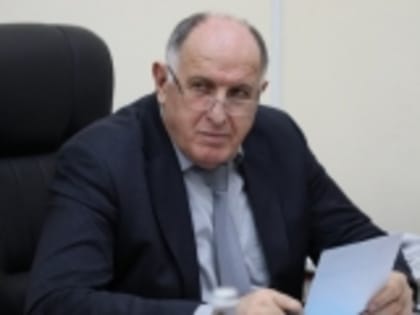 Абдулмуслим Абдулмуслимов рассмотрел обращения граждан в приемной Путина в Махачкале