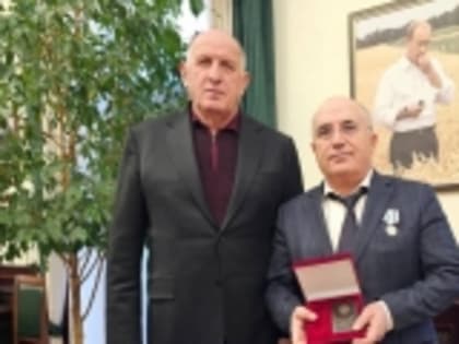 Галип Галипов поздравил Шарипа Шарипова с награждением медалью «За доблестный труд»